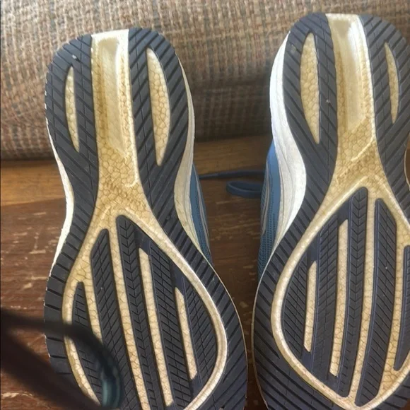 Blue saucony triumph women’s Running Shoes - Picture 8 of 10